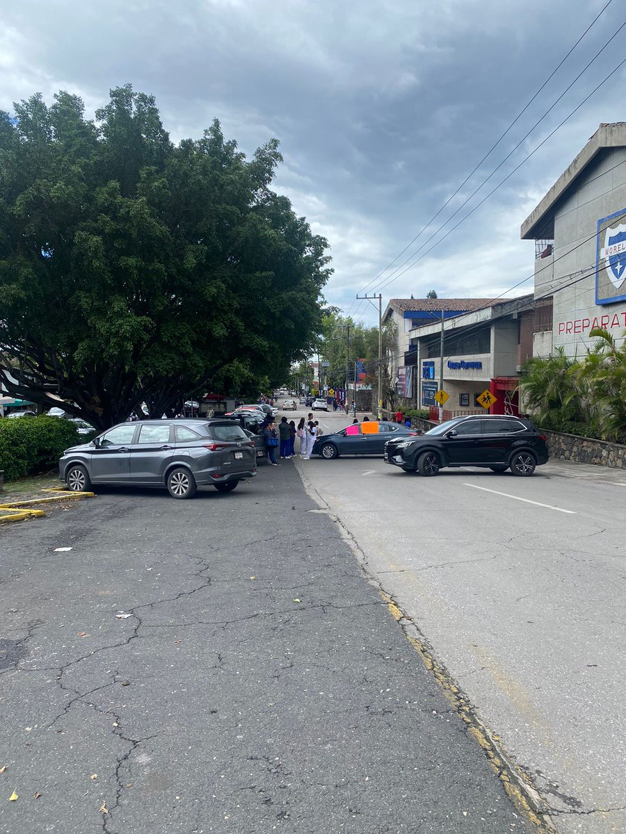 DiariodeMorelos's tweet photo. #AlMomento | Alumnos de la escuela ICEL ubicada en Lomas de Cortés de #Cuernavaca, Morelos, bloquean la avenida en protesta contra la plantilla docente  y por falta de Reconocimiento de Validez de Estudios (RVOE). https://t.co/Jjr85CCQJ8