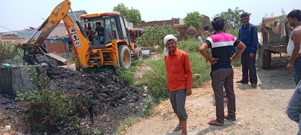 bdo_muradnagar's tweet photo. संचारी रोग अभियान (दिनांक 01 जुलाई से 31 जुलाई) अंतर्गत विकास खंड मुरादनगर की विभिन्न ग्राम पंचायतों में एन्टी लार्वा स्प्रे,फोगिंग,झाड़ी कटाई व विशेष सफाई अभियान रोगों की रोकथाम व आगामी कावंड़ यात्रा दृष्टिगत चला���ा जा रहा है। https://t.co/KOlv8RWlRG