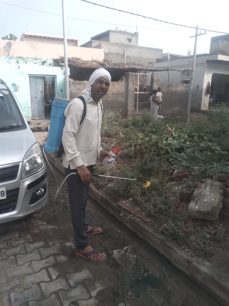 bdo_muradnagar's tweet photo. संचारी रोग अभियान (दिनांक 01 जुलाई से 31 जुलाई) अंतर्गत विकास खंड मुरादनगर की विभिन्न ग्राम पंचायतों में एन्टी लार्वा स्प्रे,फोगिंग,झाड़ी कटाई व विशेष सफाई अभियान रोगों की रोकथाम व आगामी कावंड़ यात्रा दृष्टिगत चला���ा जा रहा है। https://t.co/KOlv8RWlRG