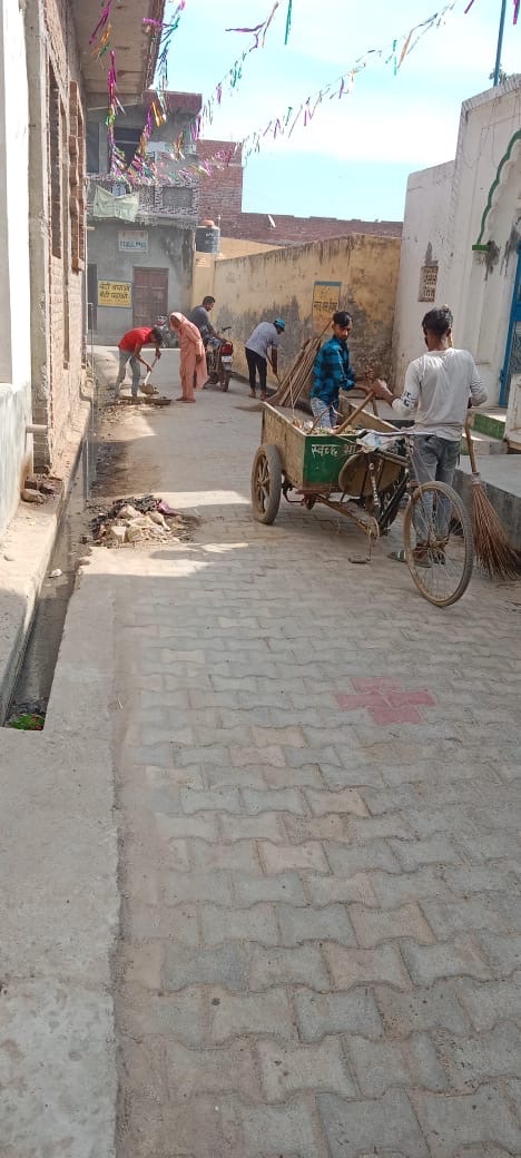 bdo_muradnagar's tweet photo. संचारी रोग अभियान (दिनांक 01 जुलाई से 31 जुलाई) अंतर्गत विकास खंड मुरादनगर की विभिन्न ग्राम पंचायतों में एन्टी लार्वा स्प्रे,फोगिंग,झाड़ी कटाई व विशेष सफाई अभियान रोगों की रोकथाम व आगामी कावंड़ यात्रा दृष्टिगत चला���ा जा रहा है। https://t.co/KOlv8RWlRG