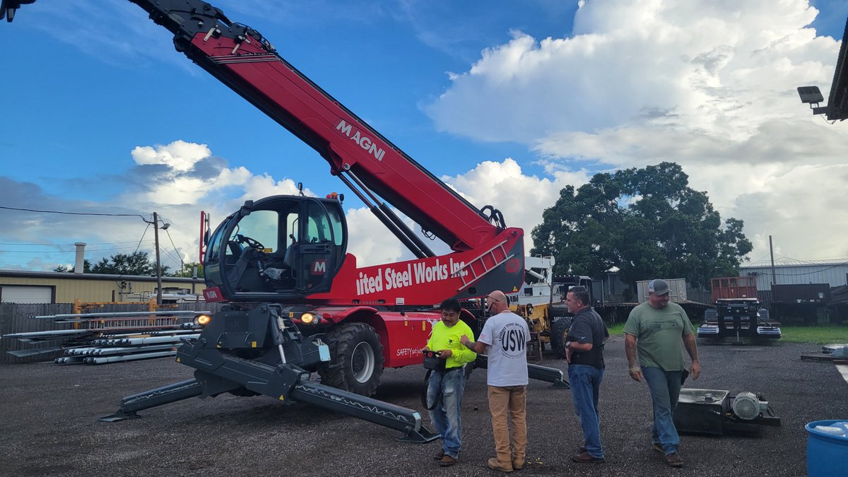 KTCFoundationGp's tweet photo. Our customer United Steel Works, Inc. is shaking up the work site with their recent acquisition of the Magni RTH 6.39 model. #KellyTractor #Magni #RTH #BuildingSuccess https://t.co/MrdJKOlu06