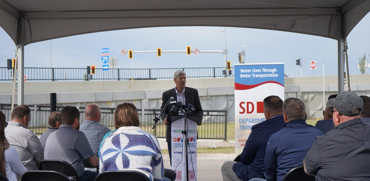 SouthDakotaDOT's tweet image. Federal, state, and local leaders celebrated the completion of the Interstate 29 and 41st Street DDI in Sioux Falls today, Tuesday, July 2, 2024. The interchange is now a fully operational DDI. For details, visit 41stddi.com. 

#41stDDI #SiouxFalls #SDDOT #SD511