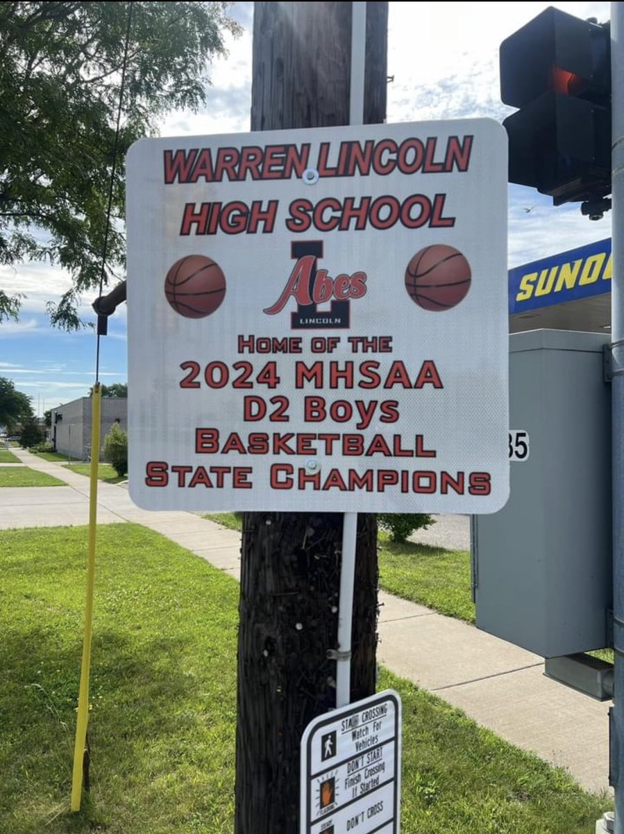 IT FEELS GREAT TO SEE THESE SIGNS HANGING UP AROUND THE CITY OF WARREN. 

WE WANNA REPLACE THEM NEXT YEAR WITH BACK 2 BACK SIGNS!! 💪🏾

#GoLincoln