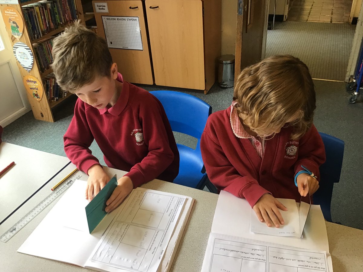 RalphBPSch_York's tweet photo. In science, class 6 enjoyed using the torches and mirrors to see how light travels and reflects. #RBPSScience https://t.co/s05wAKG6i6