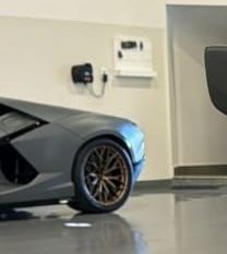 AllOfEngines's tweet photo. MAIS UMA BOMBA EM TERRAS TUPINIQUINS.
Recentemente a Paito Motors postou esse story "da GT3 992", com um suposto carro ali no fundo.
O que pode ser?... SIM UMA Lamborghini Revuelto! Provavelmente a primeira à pisar em solo nacional.
Que bomba mais amigos. https://t.co/iX997JszGW