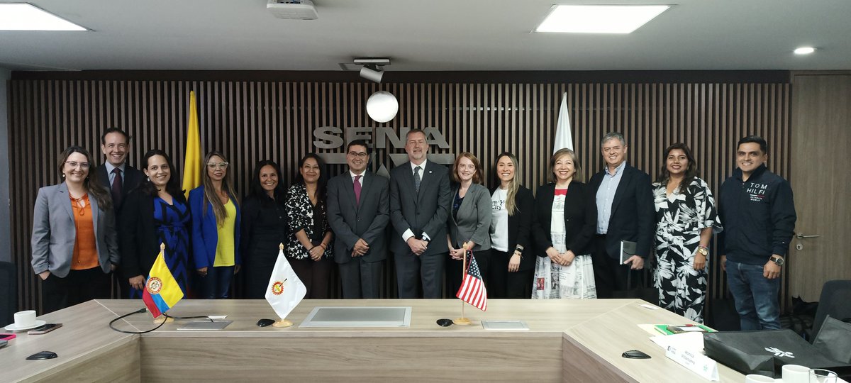 SENAComunica's tweet photo. Nos reunimos con representantes de @USAID_Colombia para explorar distintas estrategias de cooperación en beneficio de los municipios PDET y el sector privado de nuestro país mediante la articulación interinstitucional.
#AliadosSENA https://t.co/n9HShYgBHu