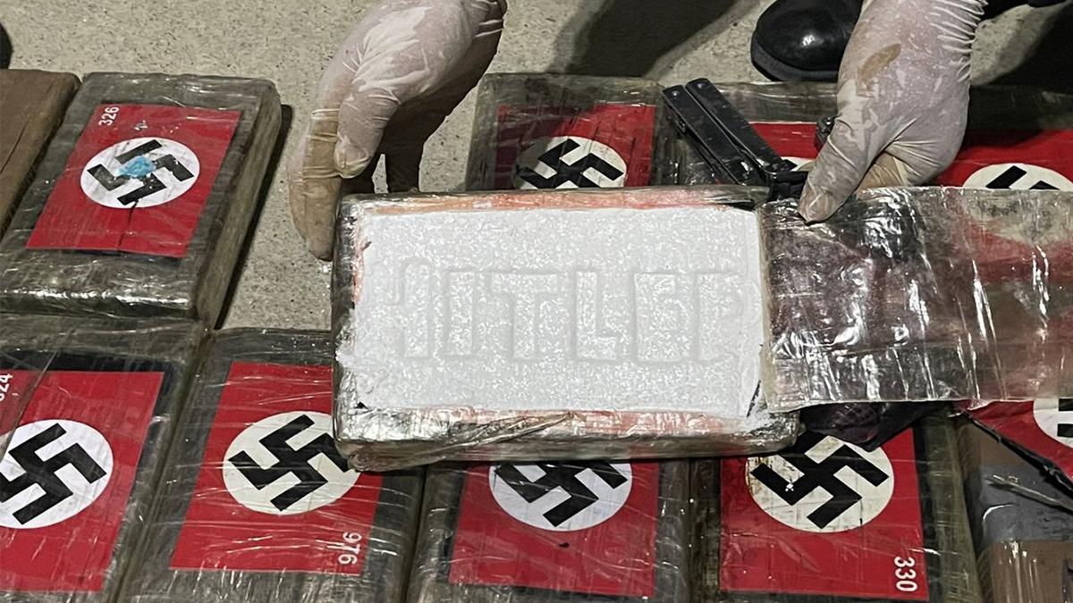 Slatefr's tweet image. Des pilules d'ecstasy et de LSD en forme de symboles nazis envahissent l'Europe

👉 bit.ly/3XOttBB