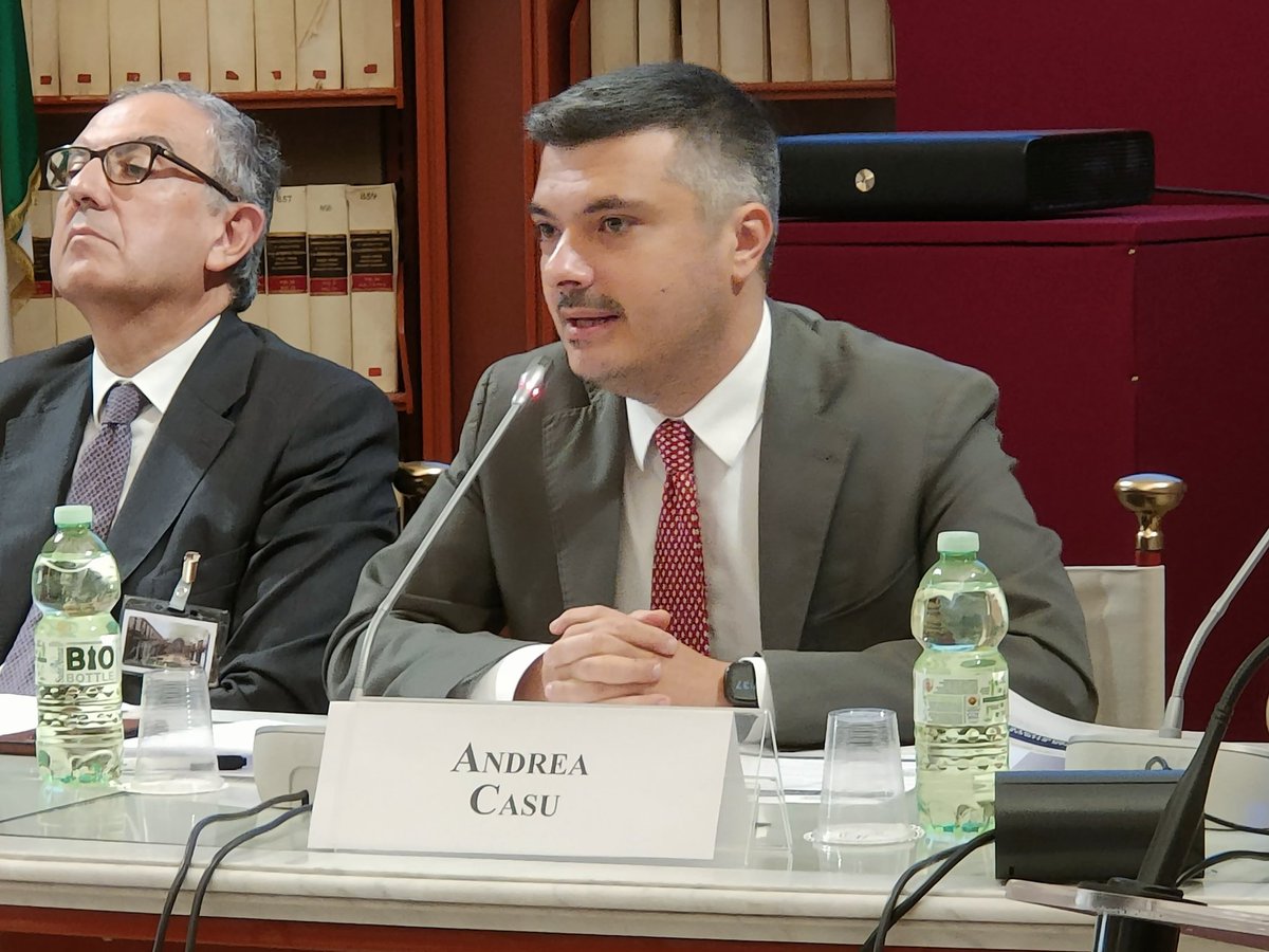 andcasu's tweet photo. In questa epoca segnata dalle grandi sfide globali che stanno trasformando le nostre vite, il nostro obiettivo deve essere scrivere insieme nuove regole che siano prima di tutto in grado di dare ai cittadini europei la fiducia necessaria nella società digitale, senza la quale l'Unione Europea si trasformerebbe in un fortilizio spaventato che guarda al mondo che la circonda come un pericolo ingovernabile.

Questo il forte messaggio di speranza e responsabilità che il Professore Franco Pizzetti ha lanciato dalla Camera dei deputati nella Sala del Refettorio di Palazzo San Mancuto, dove ieri abbiamo presentato il volume “La regolazione europea della società digitale” di cui Pizzetti è autore insieme ai professori Simone Calzolaio, Antonio Iannuzzi, Erik Longo e Marco Orofino. 

Il successo della regolamentazione europea dipenderà soprattutto dalla nostra capacità di scrivere regole efficaci. Ma le regole da sole non bastano: servono strumenti e risorse adeguate, è necessario promuovere una politica industriale europea della società digitale e rafforzare il mercato unico per garantire la libera circolazione dell’innovazione, della conoscenza e della formazione affinché nessuno venga lasciato indietro. 

È stato un grande piacere partecipare a questa utile occasione di confronto, grazie alla Vicepresidente Anna Ascani, insieme a Massimiliano Fiorucci, Carlo Colapietro, Vincenzo Morgante, Marcello Albergoni, Martina Colasante, Andrea De Priamo, Eleonora Faina, Agostino Ghiglia, Antonio Iannamorelli e Mario Nobile partendo da un lavoro prezioso che rappresenta uno strumento importante per comprendere al meglio la complessa rete normativa adottata negli ultimi anni dall’Unione Europea. 

Video Presentazione ➡️ https://t.co/8dhWAXzIsd