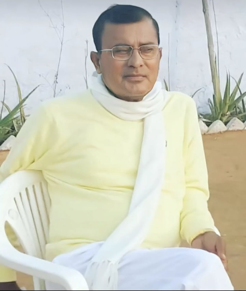 Shubhamshuklamp's tweet photo. हाथरस भगदड़ में सैकड़ों लोगों की दुःखद मौत के मामले  में कुछ जरूरी तथ्य-

1. यह बाबा ब्राह्मण नहीं है। 

2. इसकी सभा को सत्संग ना कहें। क्योंकि सत्संग भगवान का होता है।

3. यह सनातन धर्म का प्रचार नहीं करता था। ये स्वनिर्मित मानवता धर्म की शिक्षा देते।

4. यह भगवा/गेरुआ वस्त्र नहीं धारण करता था। ना ही शास्त्रीय पद्धति का पालन

5. भगदड़ इसलिए मची क्योंकि जब वह जाने वाले थे तो उनके भक्त उनके पैर छूने के लिए दौड़ने लगे. इसके टीम के साथ के लोगों ने भीड़ को भी जाम कर दिया।

6. स्पष्ट तौर पर प्रशासनिक लापरवाही भी सामने है। 

#HathrasStampede