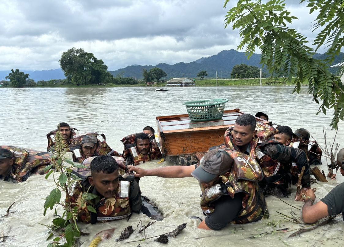 #WE CARE

 Flash Floods  Submerges Many Houses in Bagrakote due to a Breach in The Leesh River Embankment 

#HADR
A flash flood situation  caused by the sudden breach of the Leesh River embankment near Bagrakote in  Jalpaiguri Division, #NorthBengal, resulted in impending danger