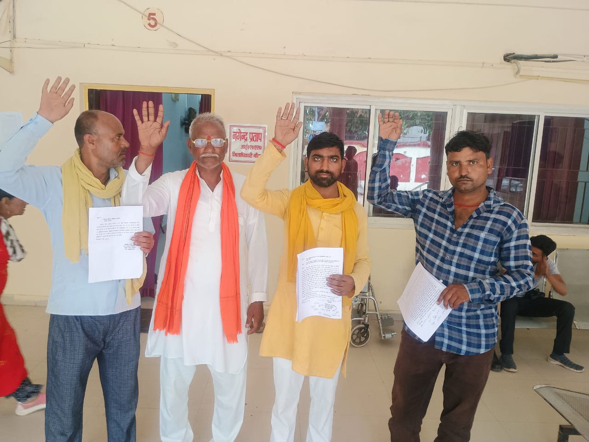 kl_Geeta's tweet photo. बांदा। शहर सहित ग्रामीण क्षेत्र की बिजली समस्या से परेशान समाजसेवी पीसी पटेल सहित भदेहदू  गांव के लोगों ने डीएम को सौंपा ज्ञापन https://t.co/3BC8XdIKMW