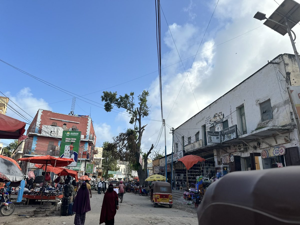 Mogadishu Via Roma street in its past and present day. It’s a unique feeling when I find archive photos because I’m reminded of memories that I never had myself.   I stood where the photo might been taken and could not believe that the white building used to be a cinema.