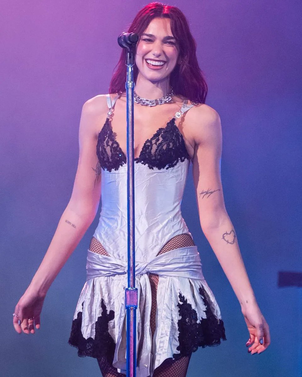 stylereporteruk's tweet photo. @dualipa wore 5 custom fits during her @glastofest performance, including @loewe, @acnestudios and @versace!
Styled by @illjahjah

#thestylereporteruk #dualipa #Glastonbury #glastonbury2024 #glastofest #style #fashion #ootd #ootdstyle #ootdfashion #celebritystyle https://t.co/v7mgrB7KOb
