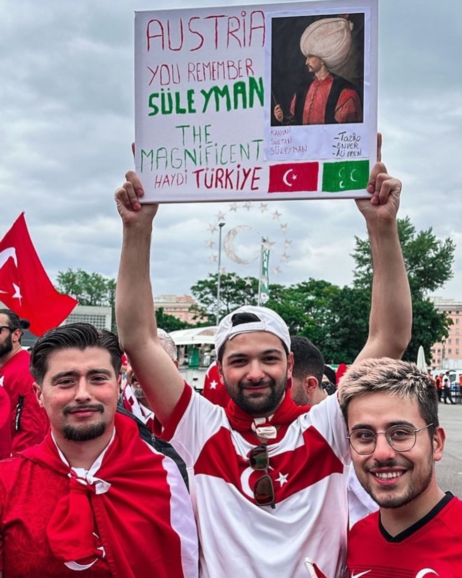 Türk taraftarlardan Avusturya’ya yanıt geldi;

‘Avusturya muhteşem Süleyman’ı hatırlıyorsun’