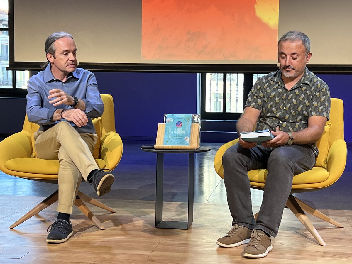 LluisMontoliu's tweet photo. Buenas tardes desde @EspacioFTef junto a Carlos @brionesci y Antonio @aberron para presentar su nuevo libro #abordodetucuriosidad editado por @Ed_Critica con prólogo de @JaSantaolalla e ilustraciones de @Kim_Amate Un gran libro para todos los públicos. https://t.co/rAo29Y5nVJ
