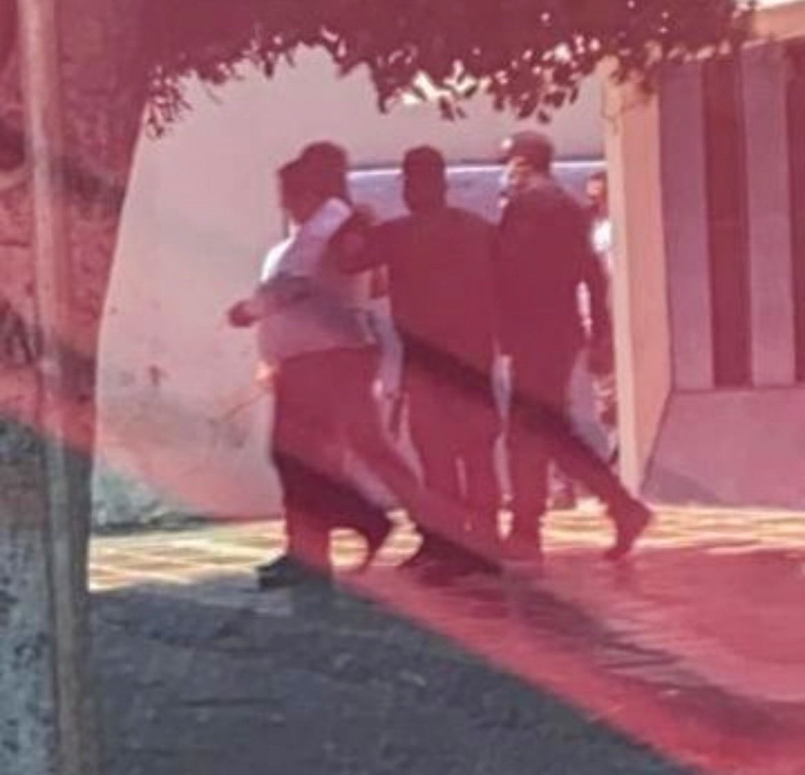 El #2Julio de 2021 confirmábamos que el director de <a href="/FundaREDES_/">FundaREDES</a> había sido detenido arbitrariamente, por muchos minutos pensamos que era mentira y luego esta foto borró cualquier duda, 3 años han pasado y él sigue en el Helicoide privado de libertad

#LibertadParaJavierTarazona