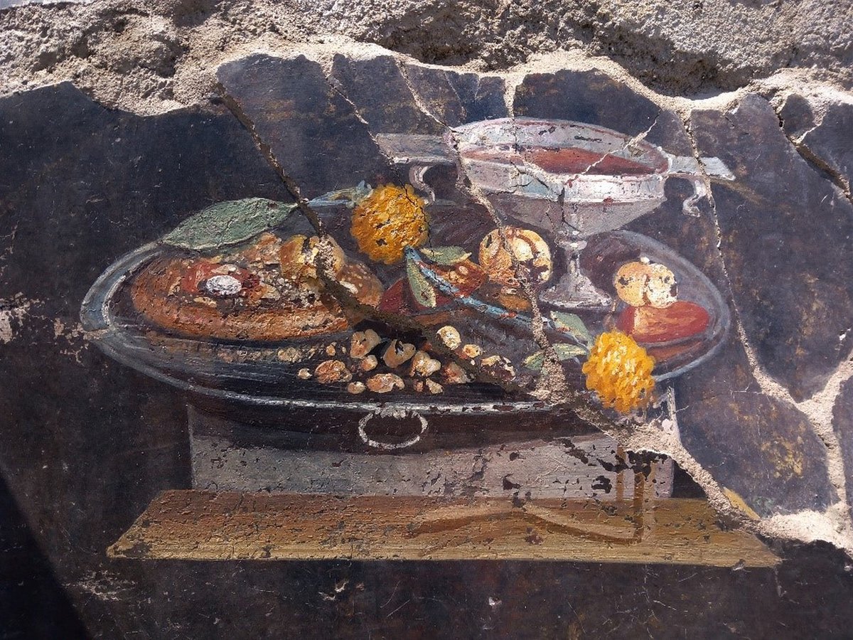 CDorado75's tweet photo. Hace un año la regio IX de Pompeya nos regalaba uno de sus bodegones más hermosos, un fresco que ganó notoriedad por la presencia de un pan circular semejante a una focaccia con frutas y especias, pero con un significado más profundo que nos habla de xenía, la hospitalidad 🧵👇 https://t.co/WQSfLFAcsg
