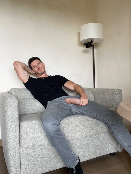 Watch Hunk Marc's leaked NSFW photo on TwXstars