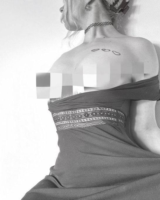 wenn ihr fest rubbelt, seht ihr was unter dem zensurbalken ist 😳 https://t.co/OGljdBKtCu<a href="/tag/freerasenschach"class="tags"><span>#freerasenschach</span></a>