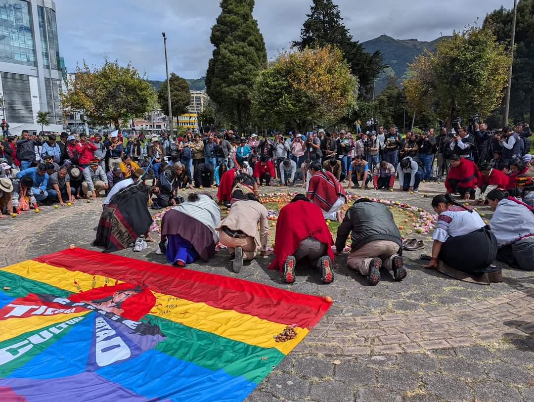 En #Quito con ceremonia y ritual en el Parque El Arbolito inicia la movilización hacia la Asamblea Nacional del Ecuador para la presentación del proyecto de Ley de Consulta Previa, Libre e Informada y Consentimiento. La movilización está encabeza por el presidente de la #Conaie