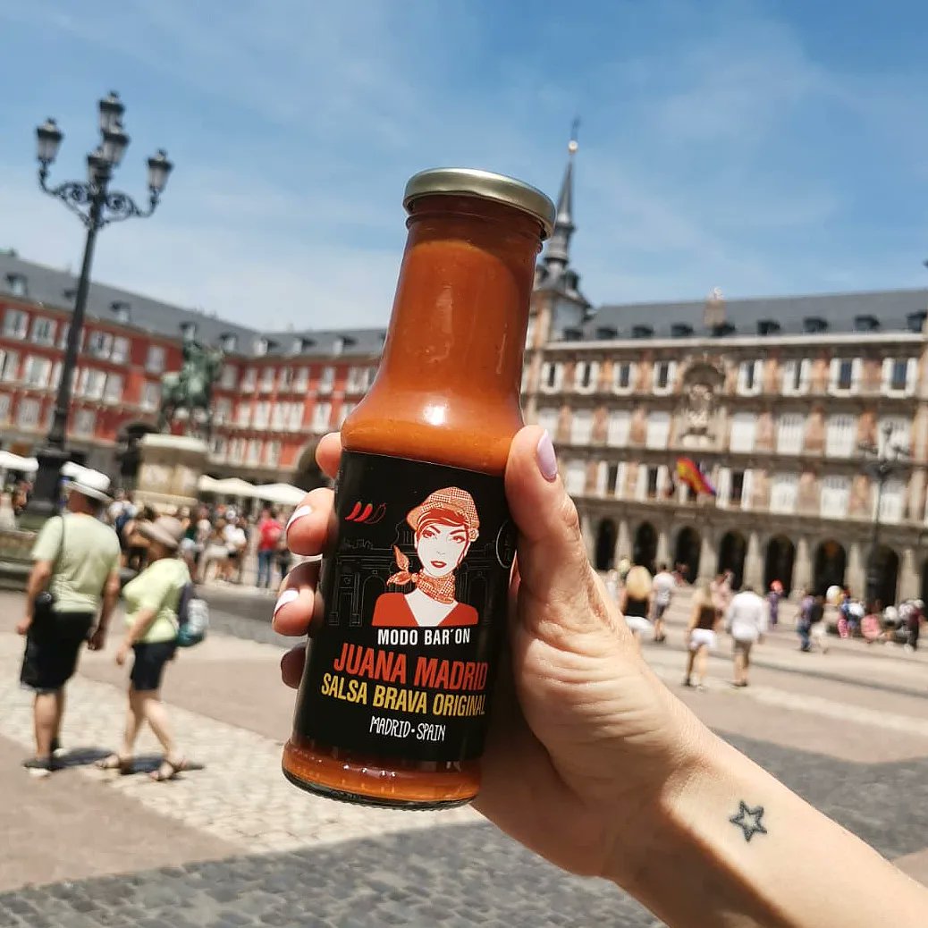 La Plaza Mayor de Madrid ha ido cambiando a lo largo del tiempo. Fue mercado, fue jardín, y ¡hasta un gran charco donde los monarcas acudían a cazar patos...!

Lo que no ha cambiado nunca es Salsa Brava Juana Madrid, que es fiel a su receta original desde 1963 🌶️