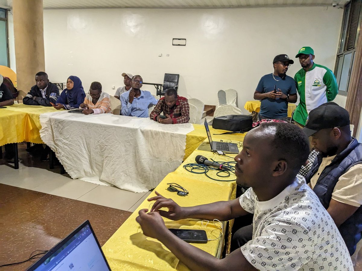 Nonaha Perezida w'ishyaka <a href="/DemGreenPartyRw/">Democratic Green Party of Rwanda 🇷🇼</a> <a href="/Drfrankhabineza/">Senator Dr.Frank Habineza</a> Ari kugirana ikiganiro n'itangazamakuru harebwa uko ibikorwa byo kwiyamamaza byagenze ngo hanozwa ibikurikira ngo ukwiyamamaza kugende neza
 #HabinezaForRwanda #VoteHabinezaForChange
#GreenPartyItoshye <a href="/RwandaElections/">National Electoral Commission | Rwanda</a>