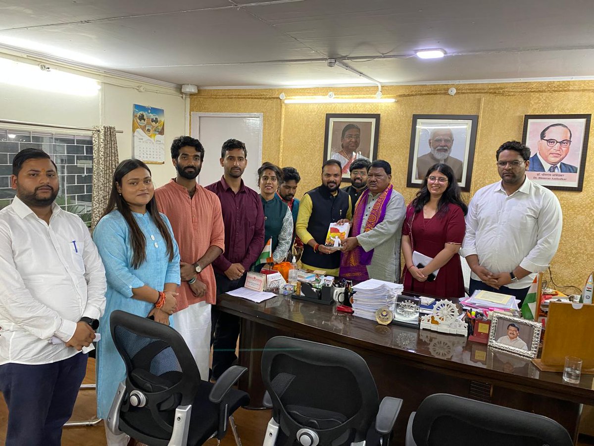 ABVPVoice's tweet photo. अभाविप प्रतिनिधिमंडल ने राष्ट्रीय महामंत्री श्री @yagywalkya के नेतृत्व में केन्द्रीय जनजातीय कार्य मंत्री श्री @jualoram को जनजातीय क्षेत्रों में स्कूली शिक्षा पर जोर देने, व्यवसायिक, तकनीकी, कृषि शिक्षण संस्थान, केंद्रीय विश्वविद्यालय एवं राष्ट्रीय स्तर पर जनजातीय शोध विश्वविद्यालय खोलने, राष्ट्रीय प्रवासी/विदेशी छात्रवृत्ति योजना के अंतर्गत जनजातीय विद्यार्थियों की कम संख्या को बढ़ाने हेतु उचित मार्गदर्शन, जनजाति युवाओं में उद्यमिता को प्रोत्साहित करने हेतु जनजातीय कौशल विकास केंद्र खोलने सहित विभिन्न मांगों को लेकर ज्ञापन सौंपा।