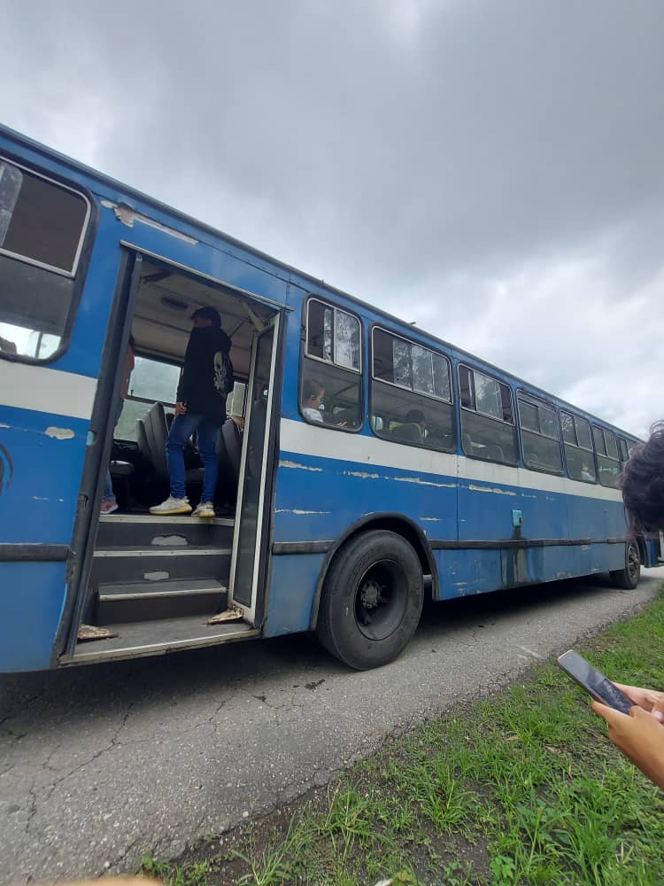 yerfenson1's tweet photo. #Urgente 

Nuevamente accidentada otra unidad de transporte de la USB en tazón.
Recalco que son vidas de la comunidad uesebista las que están en riesgo. Tenemos unidades de transporte obsoletas, no hemos recibido ninguna respuesta de los entes pertinentes. 
@campusb 
#USBve https://t.co/OHp0oG0Orm