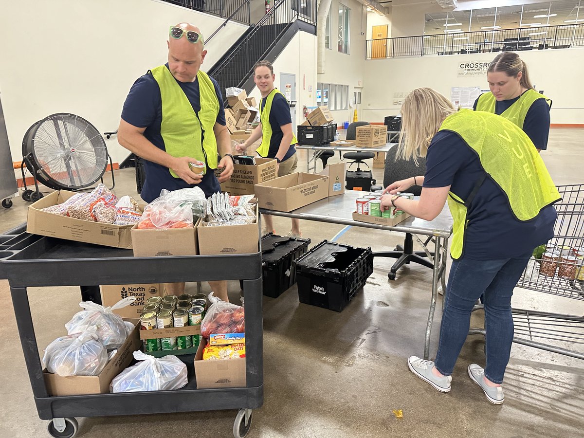 StructureToneSW's tweet photo. Thank you, @CrossroadsComm5, for giving us the opportunity to serve the community!  

Our team had a fulfilling day at Crossroads, guiding families to nutritious groceries and lending a hand to carry their items to the car.   

A HUGE thank you to all our dedicated volunteers! https://t.co/0caEa0RCyL