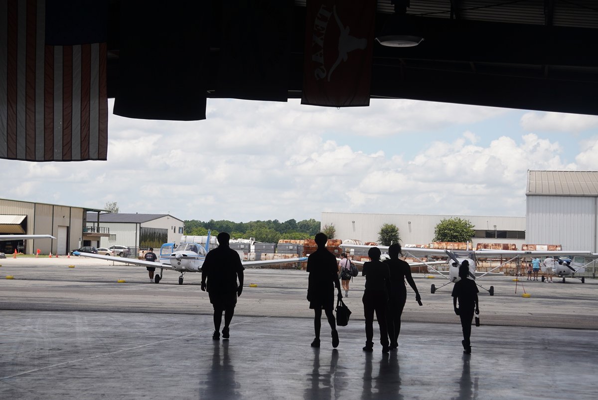 AldineISD's tweet photo. Soaring to new heights! 🚀 Davis Aviation Program teams up with United Flight Systems to take our pilots' dreams off the ground! ✈️ ##MyAldine 

Learn more: https://t.co/oZzNnPFlr5 https://t.co/wPXgW89YFF