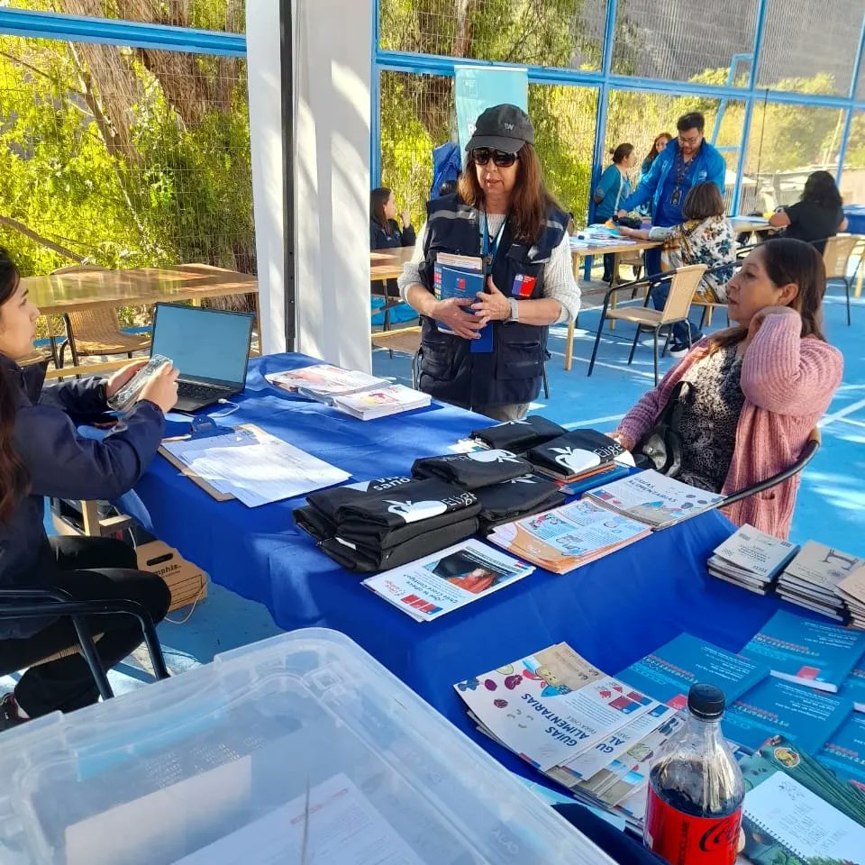 MDSAtacama's tweet photo. Con el objetivo de informar a la comunidad sobre el Registro Social de Hogares, programa Elige Vivir Sano, Chile Crece Contigo, por nombrar algunos ejemplos, nuestros equipos llegaron a #Retamo, #AltodelCarmen para ser parte de un nuevo #GobiernoEnTerreno🙋🏻♂️🙋♀️
#ChileAvanzaContigo https://t.co/NJKtKUfSTp
