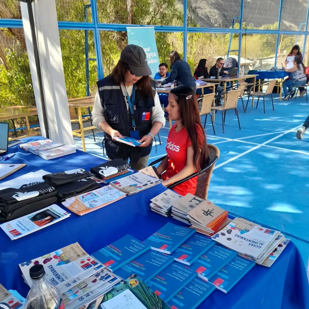 MDSAtacama's tweet photo. Con el objetivo de informar a la comunidad sobre el Registro Social de Hogares, programa Elige Vivir Sano, Chile Crece Contigo, por nombrar algunos ejemplos, nuestros equipos llegaron a #Retamo, #AltodelCarmen para ser parte de un nuevo #GobiernoEnTerreno🙋🏻♂️🙋♀️
#ChileAvanzaContigo https://t.co/NJKtKUfSTp