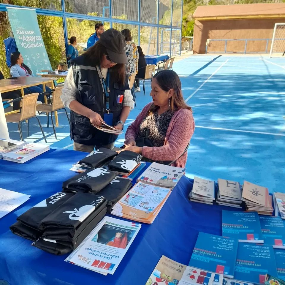 MDSAtacama's tweet photo. Con el objetivo de informar a la comunidad sobre el Registro Social de Hogares, programa Elige Vivir Sano, Chile Crece Contigo, por nombrar algunos ejemplos, nuestros equipos llegaron a #Retamo, #AltodelCarmen para ser parte de un nuevo #GobiernoEnTerreno🙋🏻♂️🙋♀️
#ChileAvanzaContigo https://t.co/NJKtKUfSTp