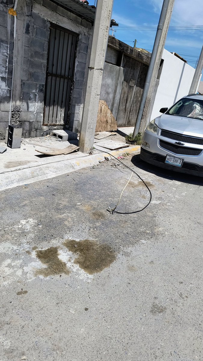 doivan's tweet photo. @CFEmx @CFE_Contigo continuan familias en #nuevolaredo sin luz desde el domingo y su personal menciona que no tienen materiales para reparar porque no es su responsabilidad, que corresponde al municipio. Llegan sus cuadrillas y dejan todo expuesto pudiendo causar un accidente https://t.co/2kgkQjTNTI
