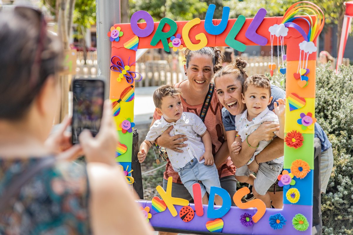 ElPratPersones's tweet photo. El 6 de juliol es durà a terme “Amb orgull, eduquem per transformar” en col·laboració d'@orgullpotablava

Al matí: 

- 10 h: orgull Kids, als Jardins Joan Salvat Papasseit

#OrgullPrat 🏳️‍🌈 https://t.co/IdUZQKLcJ9