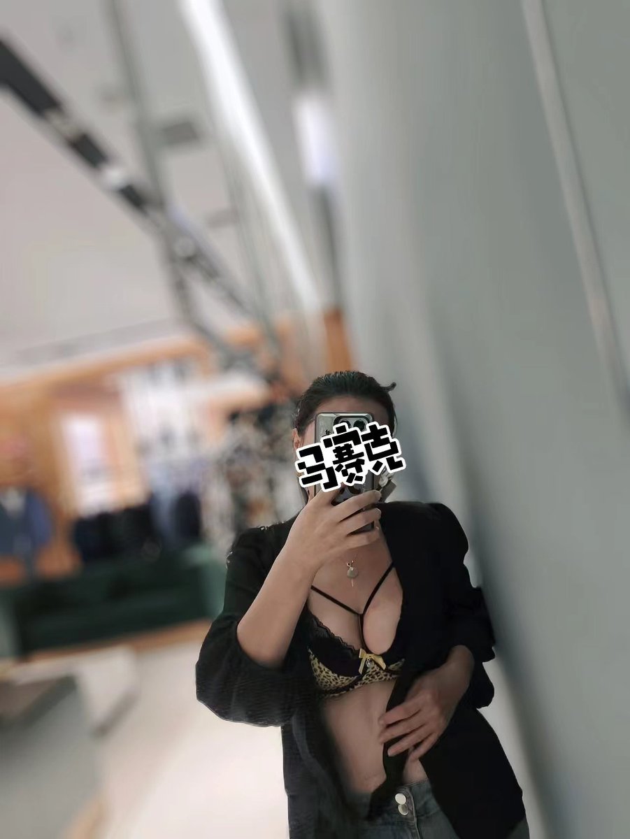 胸部就像两个饱满的棉花糖，软绵绵的好想咬一口。