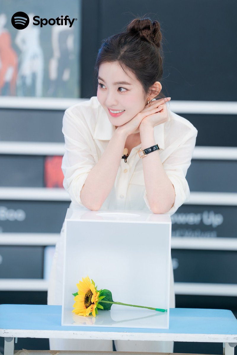 Khunjaefah's tweet photo. เอาจริงนะ แพ้มาก พ���่สาววัยทำงาน ลุคคือใช่เลย ใส่นาฬิกา เท้ากล่อง ฮือ ใจแตก https://t.co/6Qn8XB7lgk