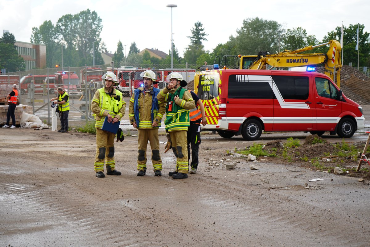 FwMannheim's tweet photo. Ein Highlight im Juni: Großübung mit 7 Abteilungen der #Freiwilligen #Feuerwehr #Mannheim. Leerstehendes Gebäude, "nass üben" möglich. https://t.co/720JSD2m6M