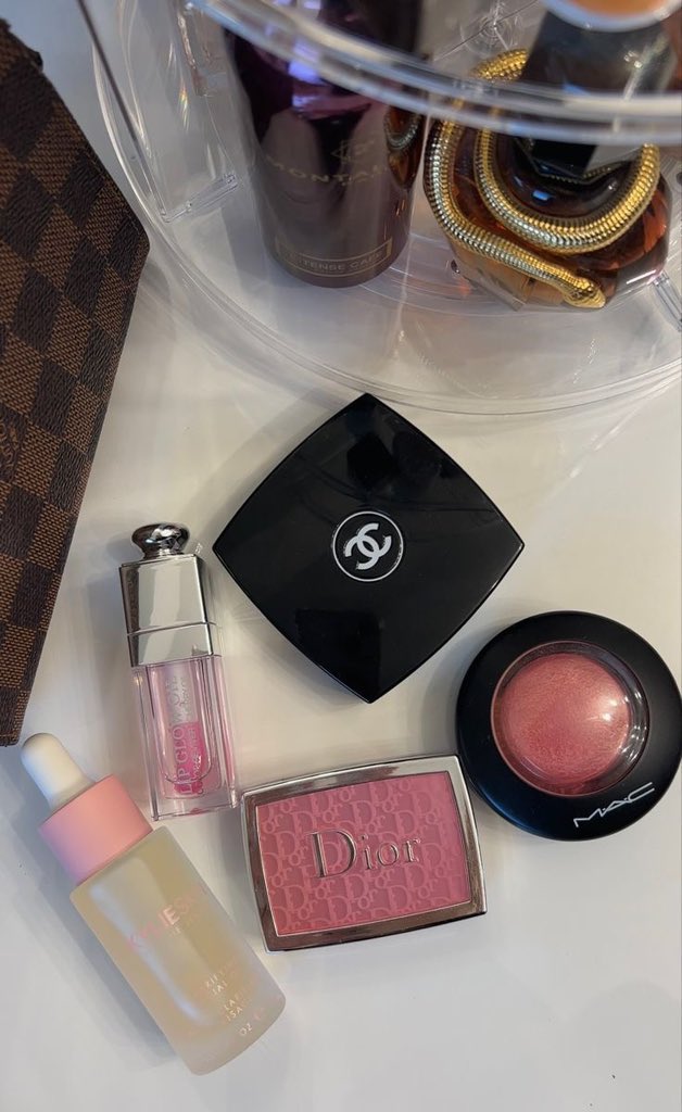 Diorgirlx's tweet photo. if you adore her, dior her https://t.co/TJfFDUz64x