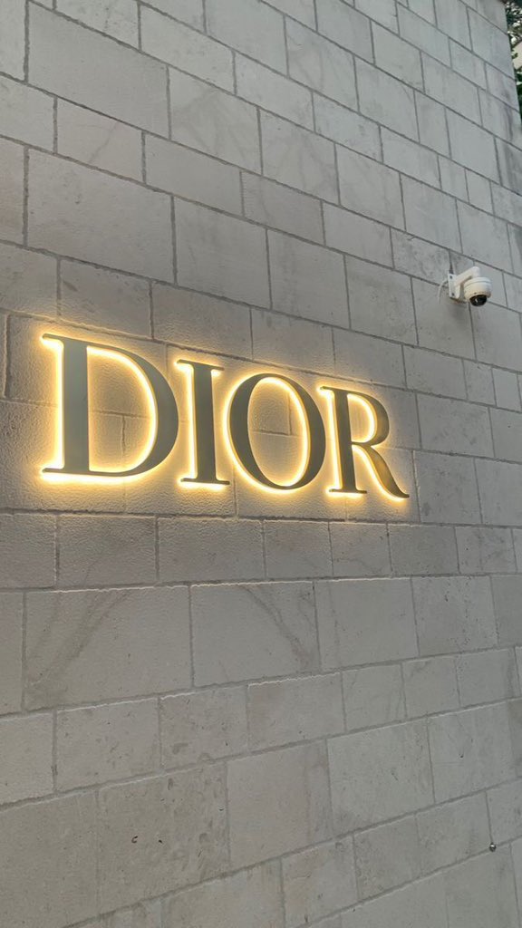 Diorgirlx's tweet photo. if you adore her, dior her https://t.co/TJfFDUz64x