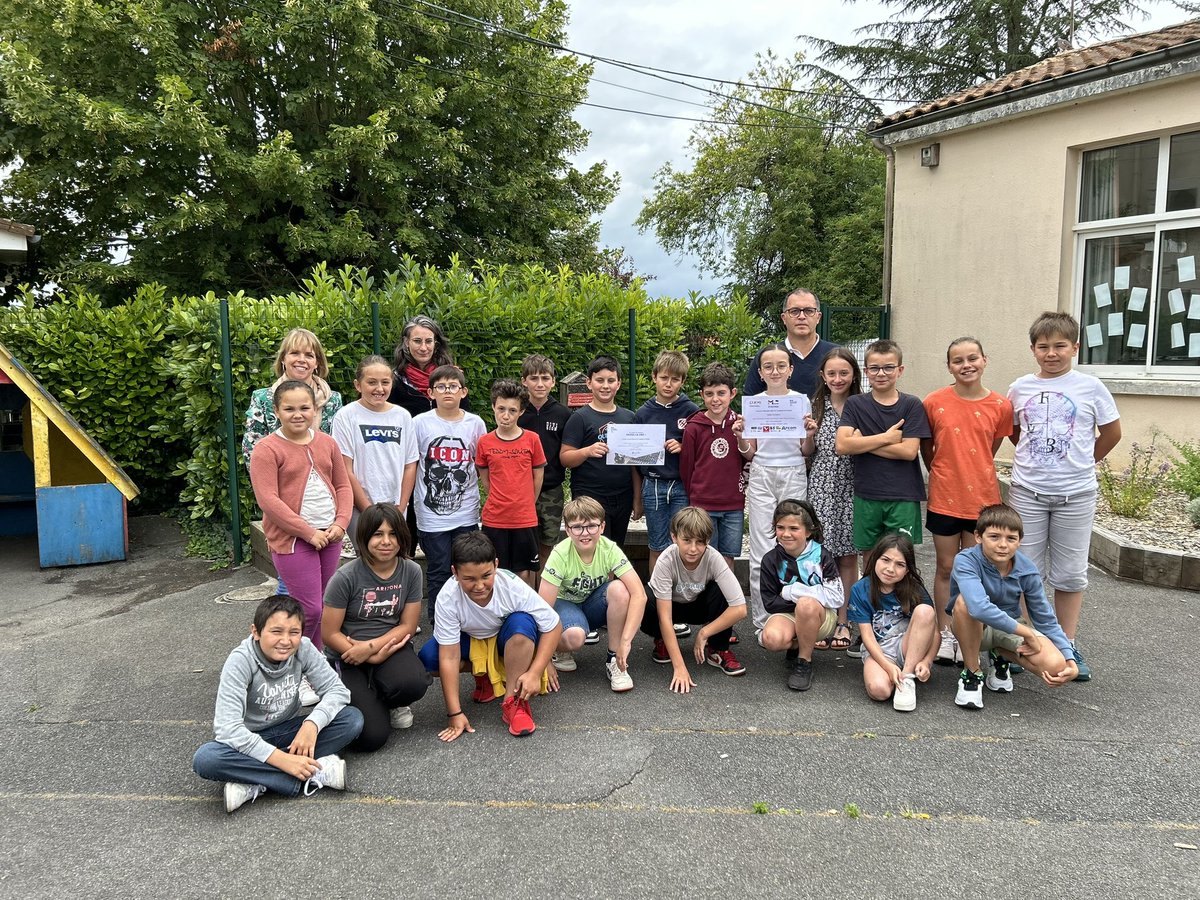 EcoleBrie17520's tweet photo. Remise de diplômes : lauréats académiques du concours Mediatiks 2024 pour notre webradio et lauréats académiques du concours Faites la Une. Bravo 👏 à tous #CLEMI https://t.co/Rc82bB5v1a
