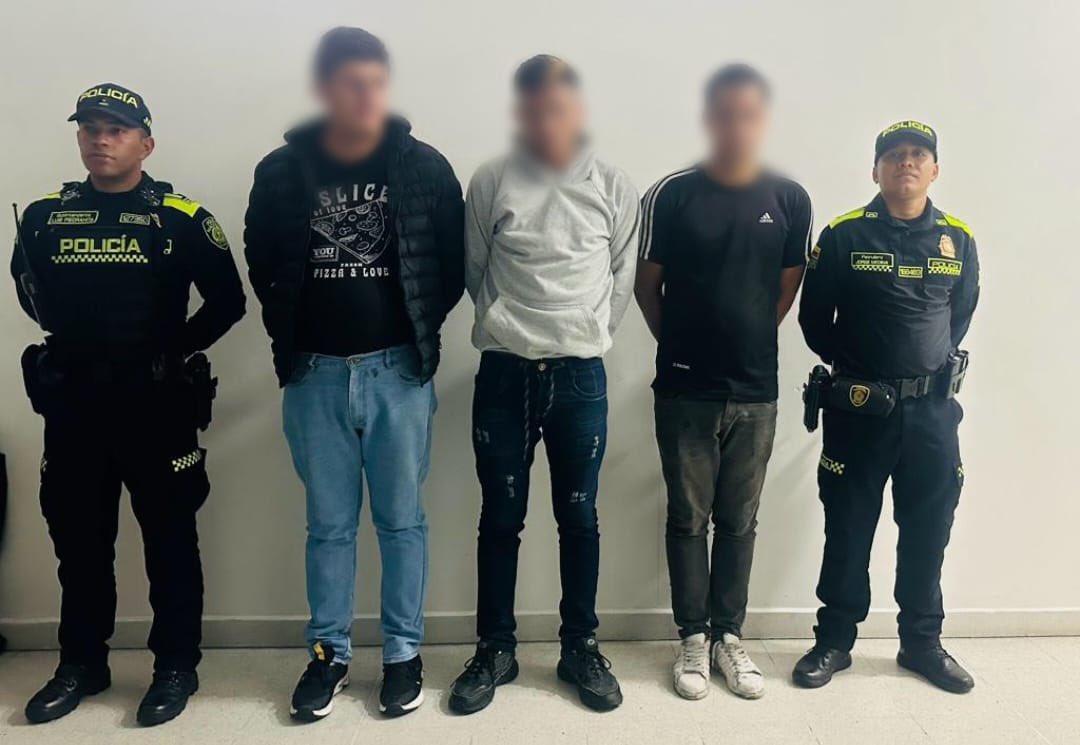 ManuelVillaMe's tweet photo. Ya fueron legalizadas las capturas y un juez les dio medida de aseguramiento intramural a estos tres tipos que este  domingo capturamos en flagrancia, de la mano de la @PoliciaMedellin, en coordinación con la Secretaría de Seguridad de Medellín y todo el sistema de monitoreo y cámaras de la ciudad, cuando minutos antes habían cometido un ataque sicarial en el sector de El Poblado, donde fue asesinado un ciudadano mexicano.
Estos tres individuos, fueron ubicados por las cámaras de seguridad de la ciudad mientras huían en una motocicleta y un vehículo particular, por lo que de inmediato se activó un plan candado que permitió el seguimiento y la captura, uno de ellos cuando entraba al corregimiento de San Antonio de Prado, y los otros dos, cuando se movilizaban por el municipio de Envigado.
Estos tres sujetos son de nacionalidad venezolana y dos de ellos venían desde la ciudad de Bogotá. Esto, así como quién era la víctima, las causas y si hay más personas involucradas, hará parte de la investigación que se sigue. Por ahora, y según las investigaciones hasta el momento, este hecho no está relacionado con un hurto.
Seguimos luchando contra la criminalidad y dando resultados, queriendo dejar claro que el Medellín el que la hace la paga y el que comete un delito tendrá la persecución del Estado y le caerá toda la fuerza y el peso de la ley.