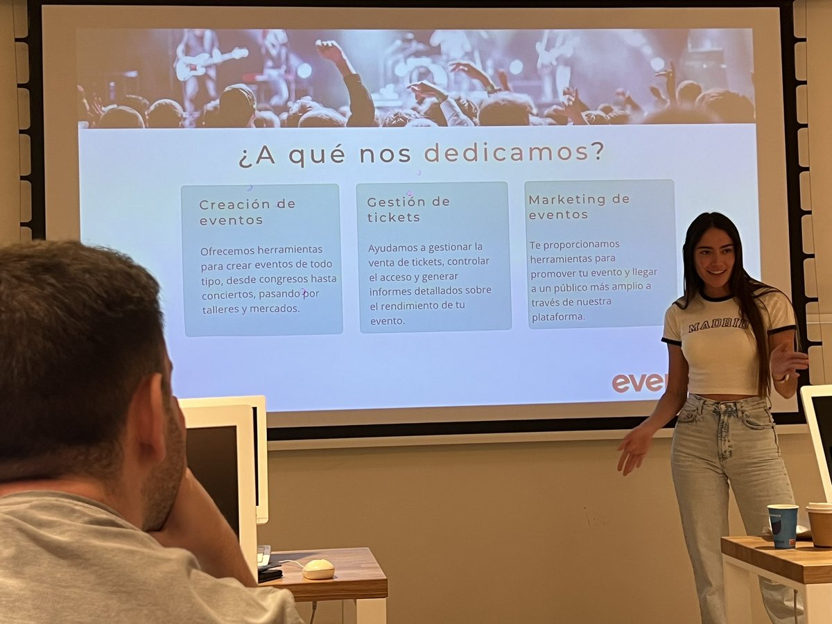 malagueniasaler's tweet image. 🔎 Nuestros compañeros @carmenn_rami y @pababe11 de la agencia @beviralmood nos han presentado la #herramienta @EventbriteES para la gestión de eventos. 

👋🏻 También hemos tenido la despedida del curso de #CM de @aulaCM con @FerRubioA.

❤️ Muchas gracias por todo‼️

#Equipo270