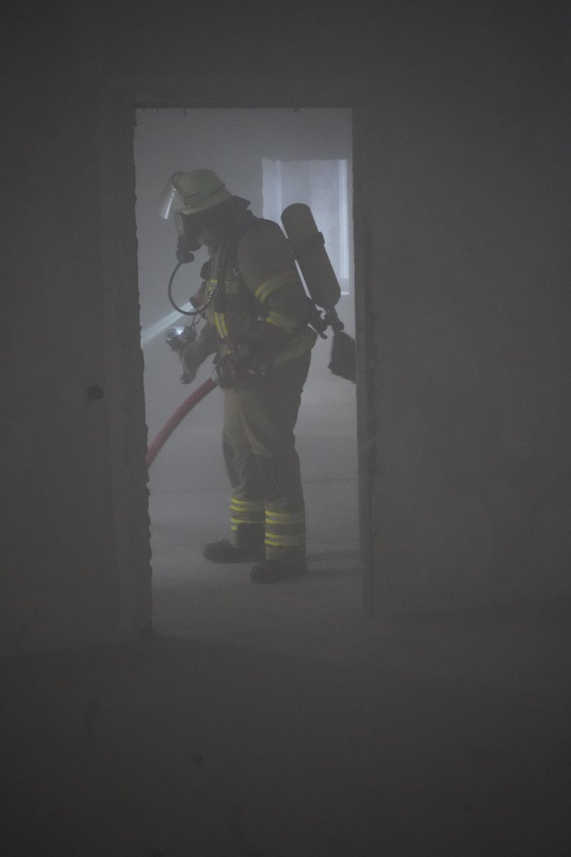 FwMannheim's tweet photo. Ein Highlight im Juni: Großübung mit 7 Abteilungen der #Freiwilligen #Feuerwehr #Mannheim. Leerstehendes Gebäude, "nass üben" möglich. https://t.co/720JSD2m6M