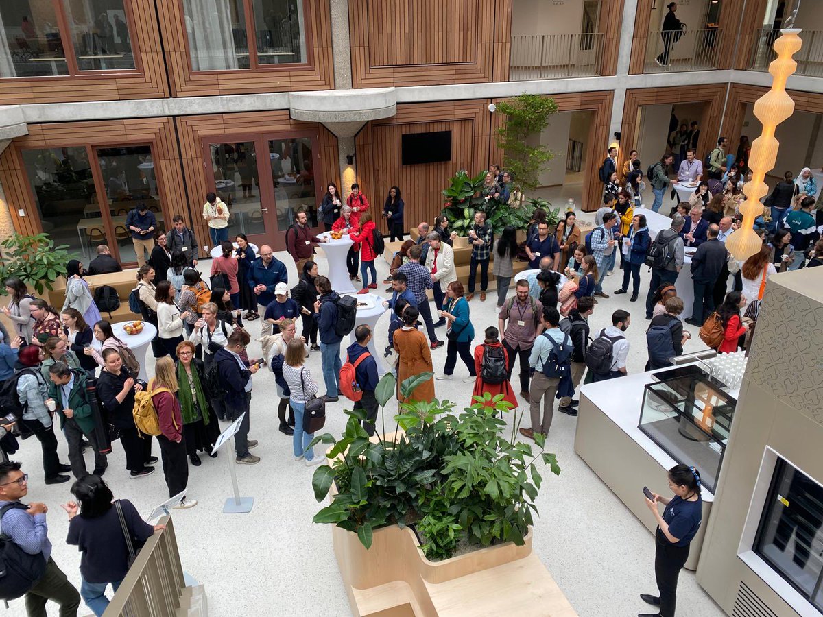 Lively poster session is going on! We  proceed many Dutch specialties for refreshment 🍪 check it out!