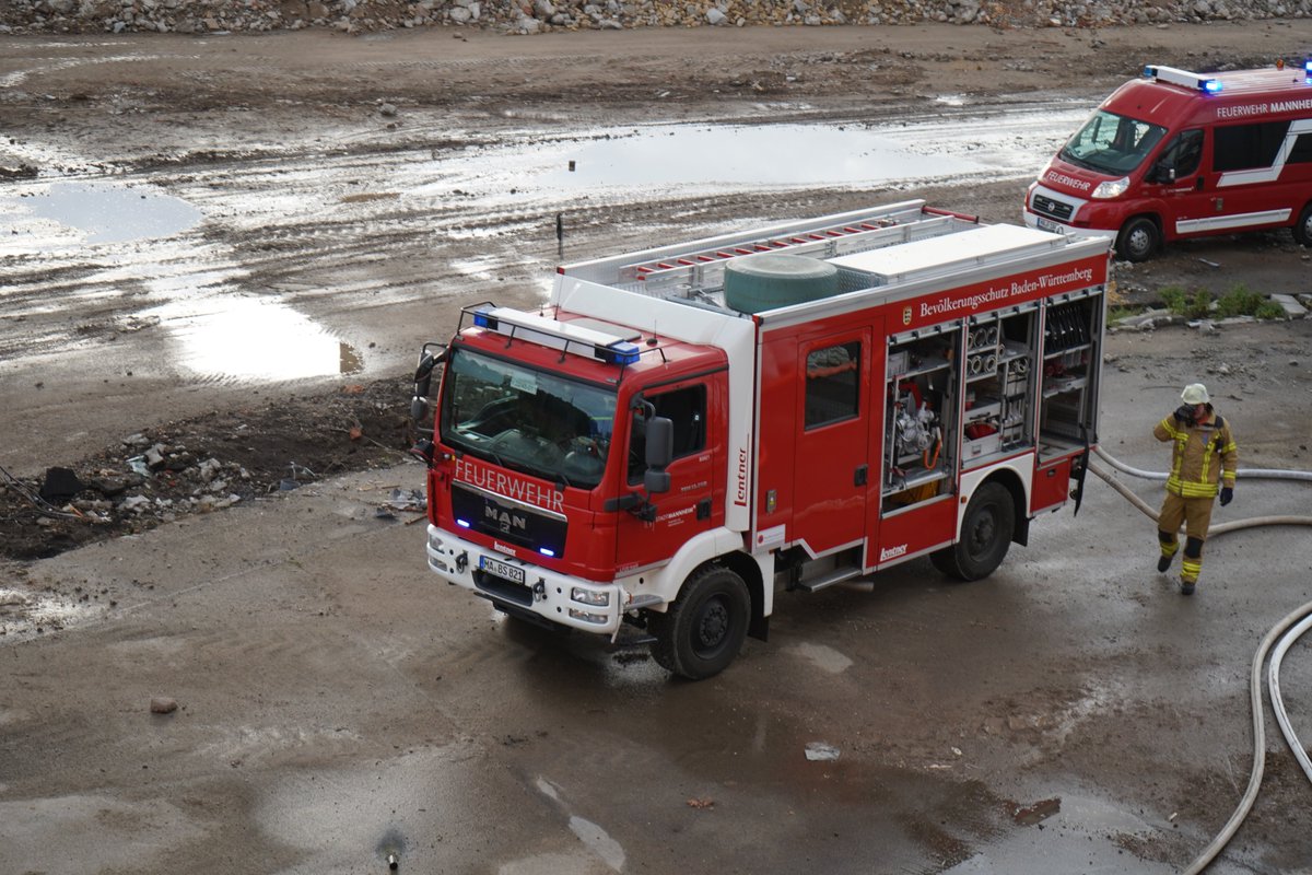 FwMannheim's tweet photo. Ein Highlight im Juni: Großübung mit 7 Abteilungen der #Freiwilligen #Feuerwehr #Mannheim. Leerstehendes Gebäude, "nass üben" möglich. https://t.co/720JSD2m6M