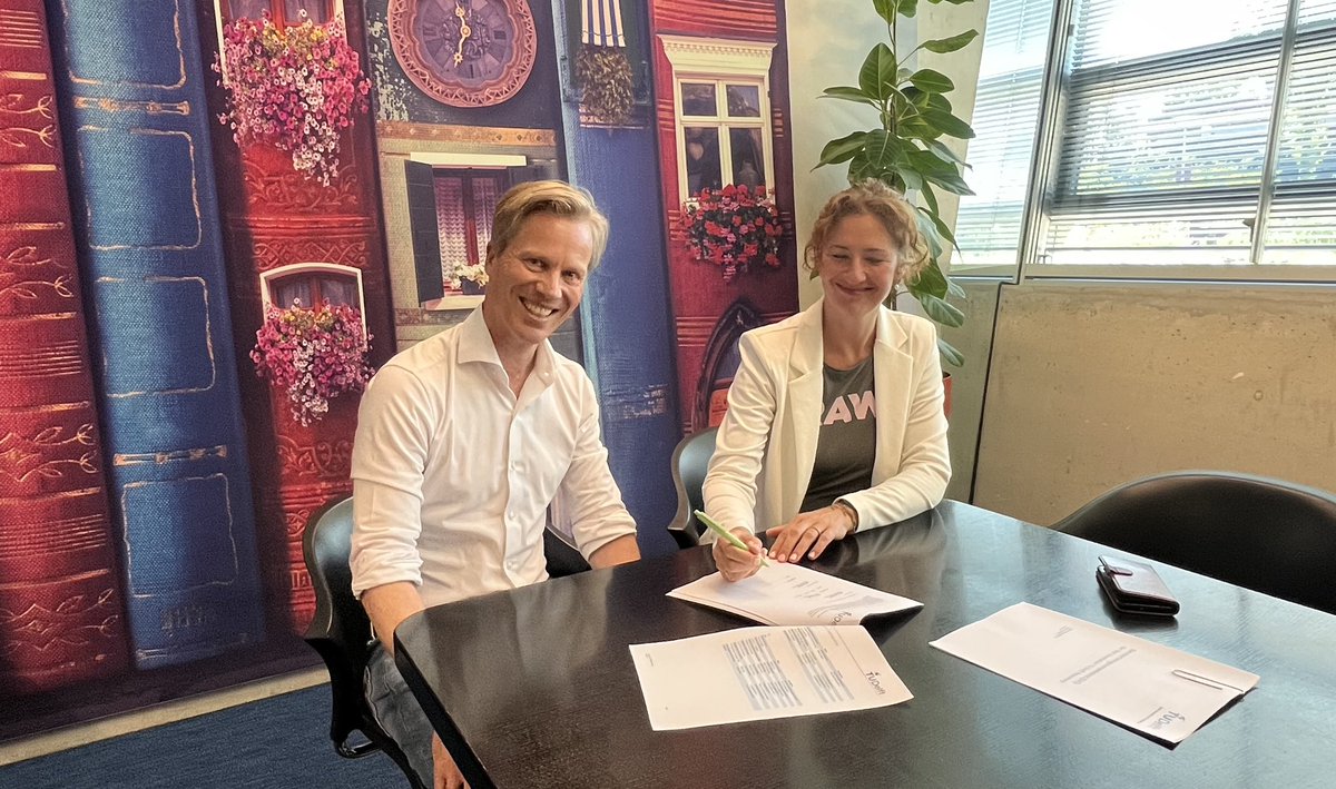 tudelftlibrary's tweet image. Collaborative milestone at TUDelft! The #TUDelftLibrary &amp;amp; ICT signed an SLA to enhance management &amp;amp; service delivery of the TU Delft Repository. The Repository, launching July 2nd, offers diverse outputs, developed at TU Delft using open-source languages. ‌edu.nl/pa4vf