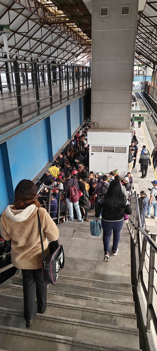 synaidolce's tweet photo. #lineaB @MetroCDMX  super llena super lenta y no está lloviendo! https://t.co/XNhn1iOrN0