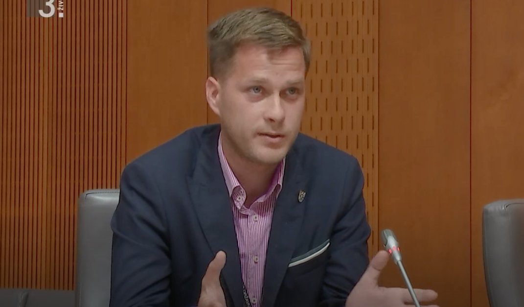 .<a href="/JOlovec/">Janez Olovec</a>, podžupan Občine Krško, na današnji Komisiji za peticije: Žalosten je pogled, da ni niti enega poslanca iz vladajočih strank ali kogarkoli iz <a href="/vladaRS/">Vlada Republike Slovenije</a>  in ministrstva, saj je problematika nasilja veliko boj pomembna kot obisk kakšne nogometne tekme.