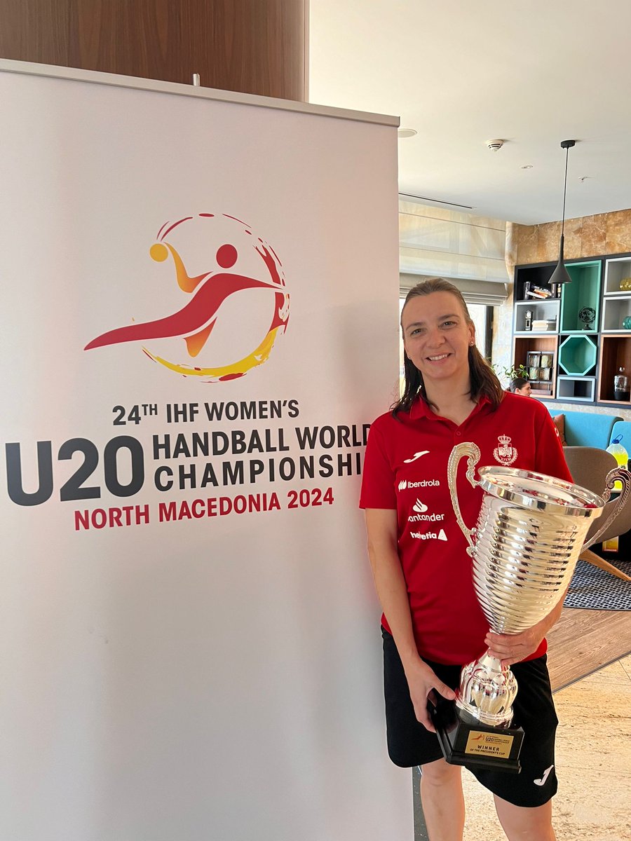 balonmanosanse's tweet photo. Nuestra fisio Saray Collado se proclama campeona de la President´s Cup con la selección sub-20 de la @RFEBalonmano 

¡Enhorabuena Saray! #bmsanse❤️ https://t.co/ZpQBtdyrHf